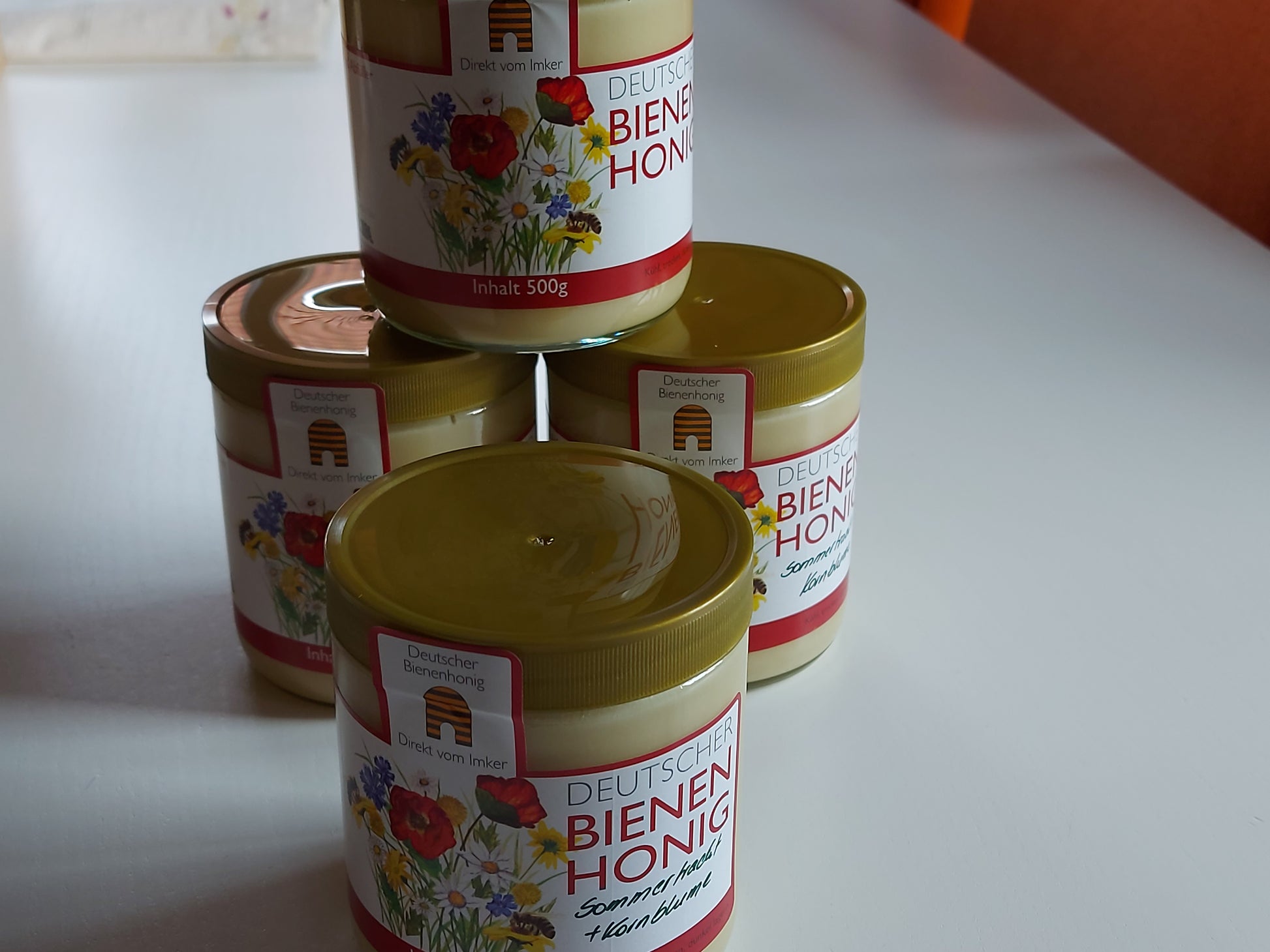 Bienenhonig im Glas gestapelt mit 500g Inhalt auf einem Esstisch